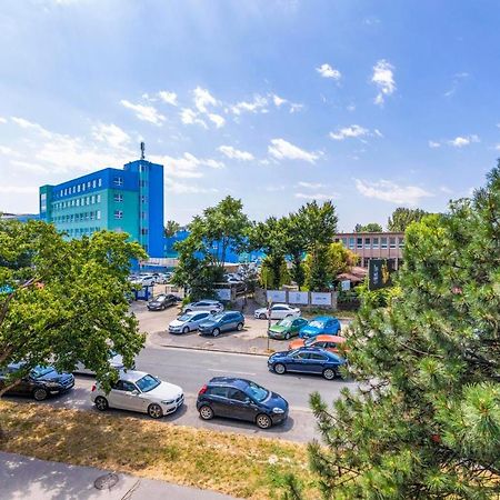Apartment 20 Minutes From City Center W Netflix, Coffee Or Tea & Parking 브라티슬라바 외부 사진